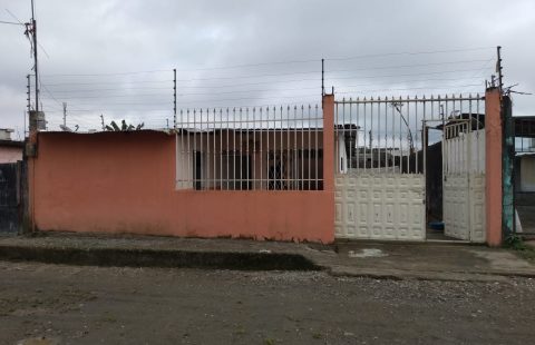 En Santo Domingo de los Colorados. Vendo de oportunidad solar de 250 m2 con casa y cerramiento.