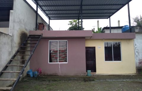 VENDO hermosa casa de una planta con loza y cubierta liviana.