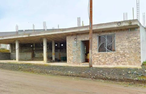 VENDO CASA ESQUINERA EN SANTO DOMINGO DE LOS TSACHILAS CON 3 LOCALES COMERCIALES